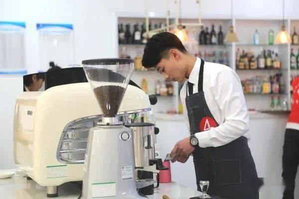 世界技能大賽餐廳服務項目河南省選拔賽在鄭州財經技師學院舉行 教育